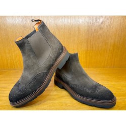 BOTTINE CHELSEA AVEC PERFORATIONS BROGUE EN DAIM MARRON FONCE 19116-T50